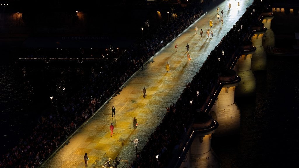 Sur le Pont Neuf, Pharrell Williams et Louis Vuitton font le show