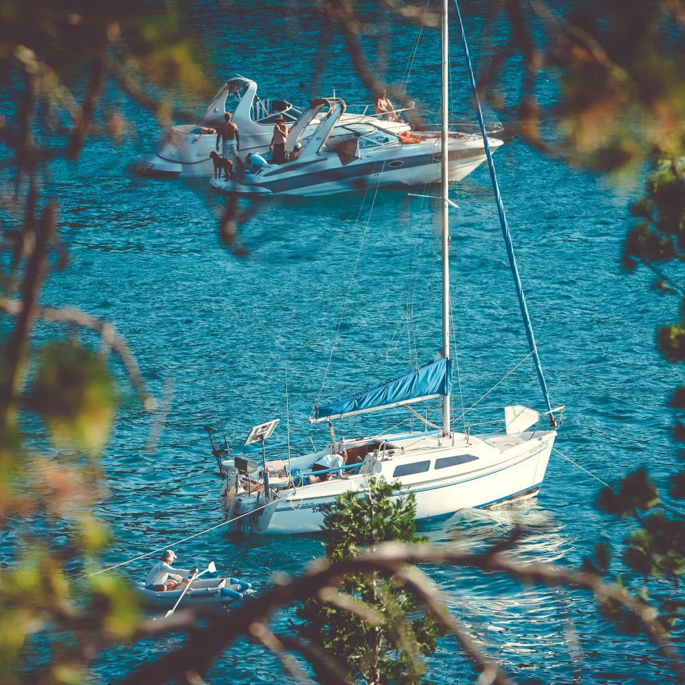 eric-ward-yacht-tropical-unsplash