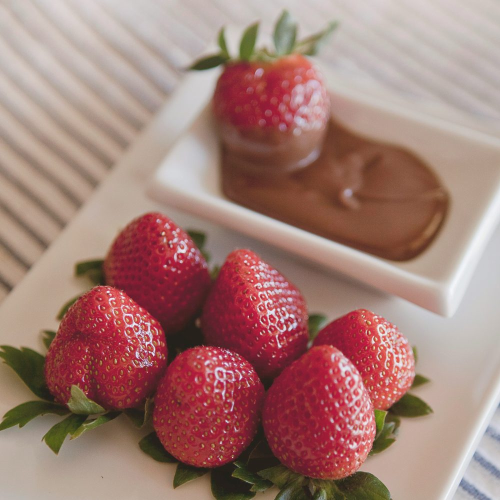 natalia-fogarty-KSN-vk2faP4-unsplash-cannabis-infused chocolate strawberries