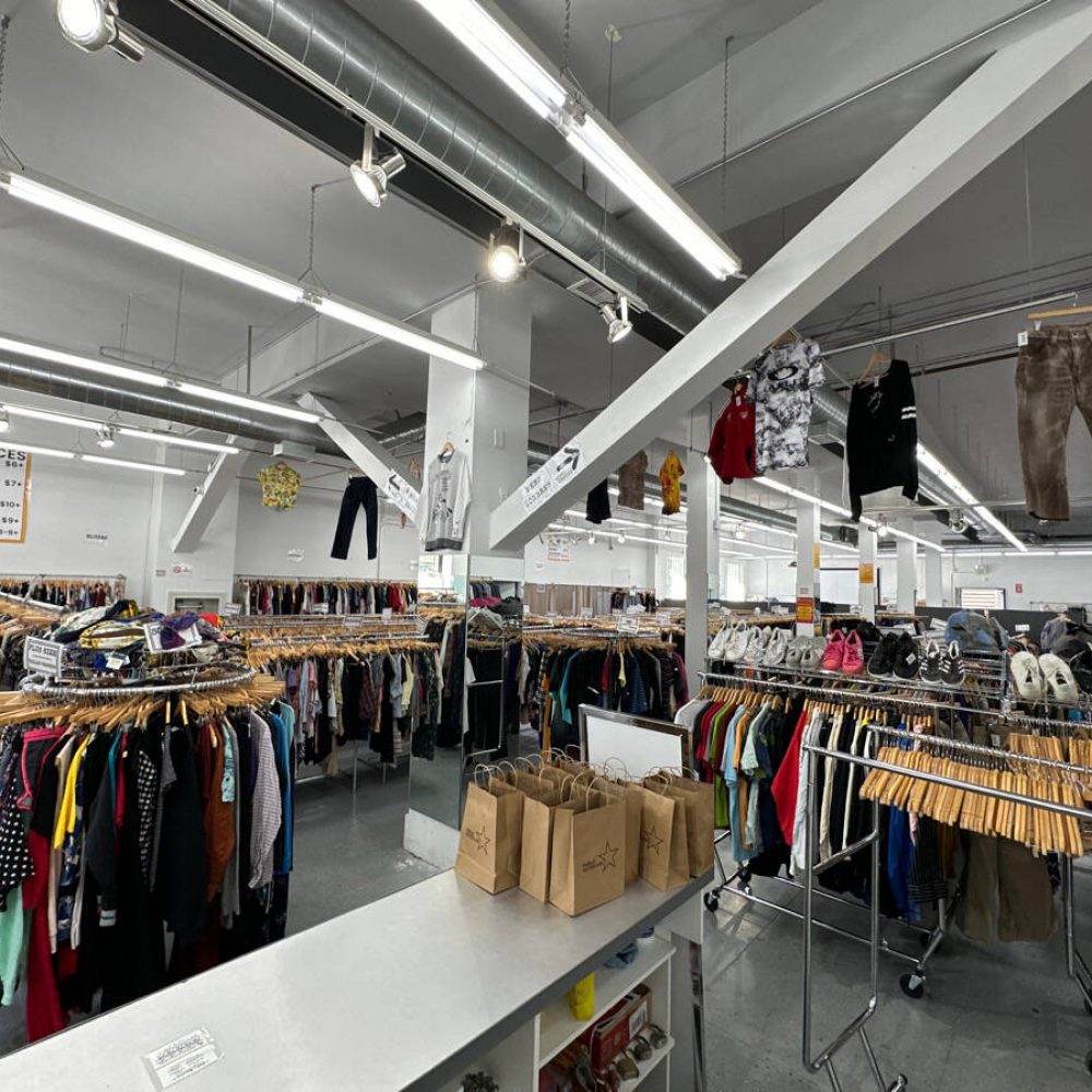 Photo showing more racks of clothing at Lincoln Heights newest thrift Pubic Estrellas.