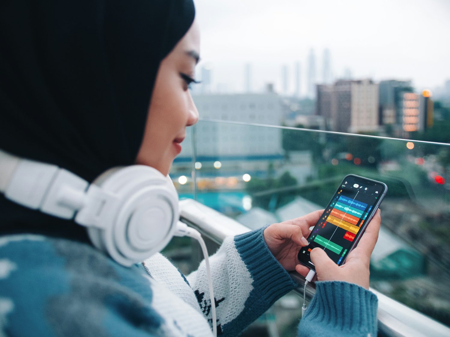 The Best Studio Monitors, Headphones, and Audio Gear for Music Creators in 2025-----Photo by BandLab on Unsplash