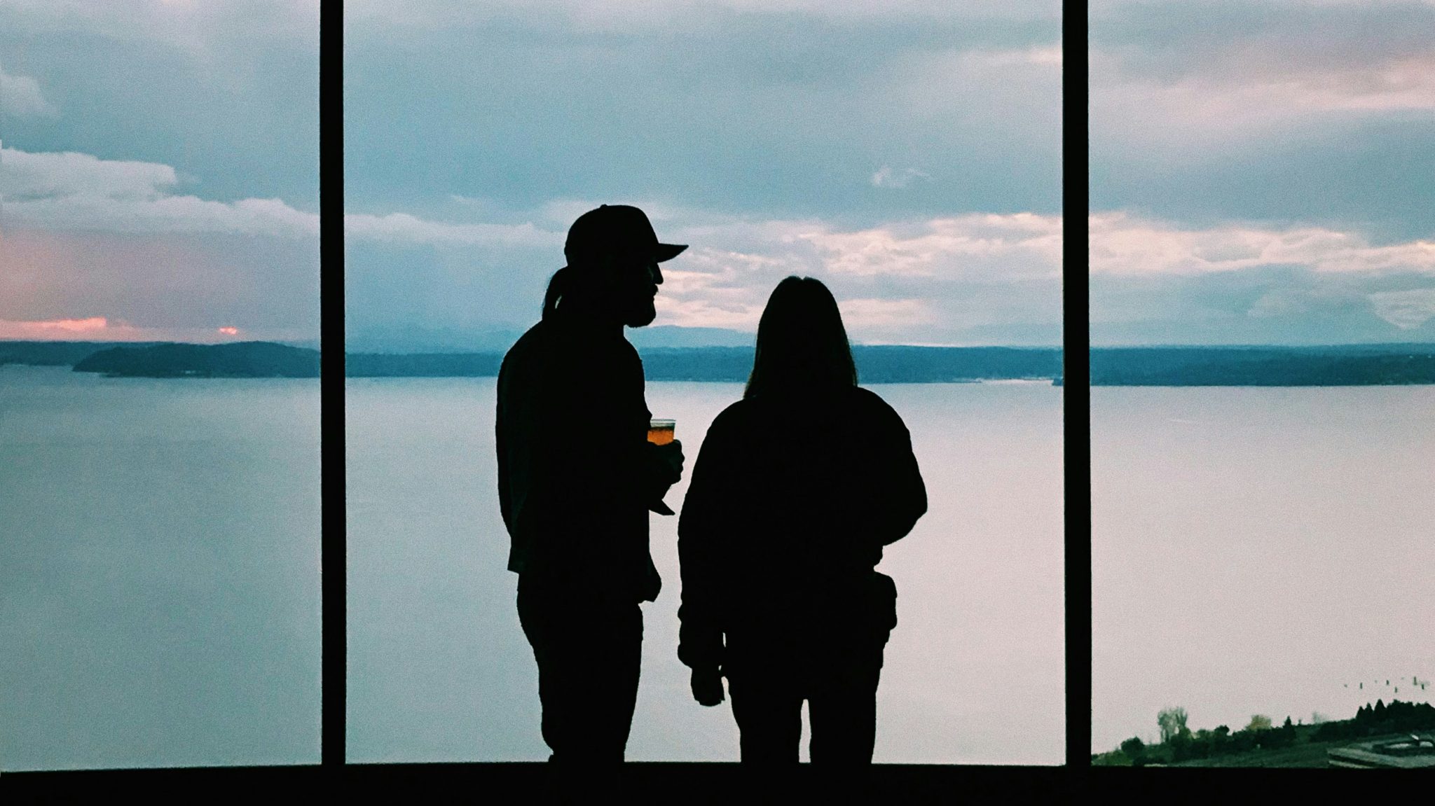 Best Places to Get Beer in Seattle (2025): Breweries, Beer Bars, Restaurants, and Can’t-Miss Venues---Photo by Deivid Sáenz on Unsplash